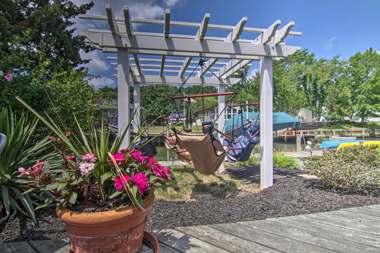 別荘 Canal-front Ocean Getaway With Deck And Dock!