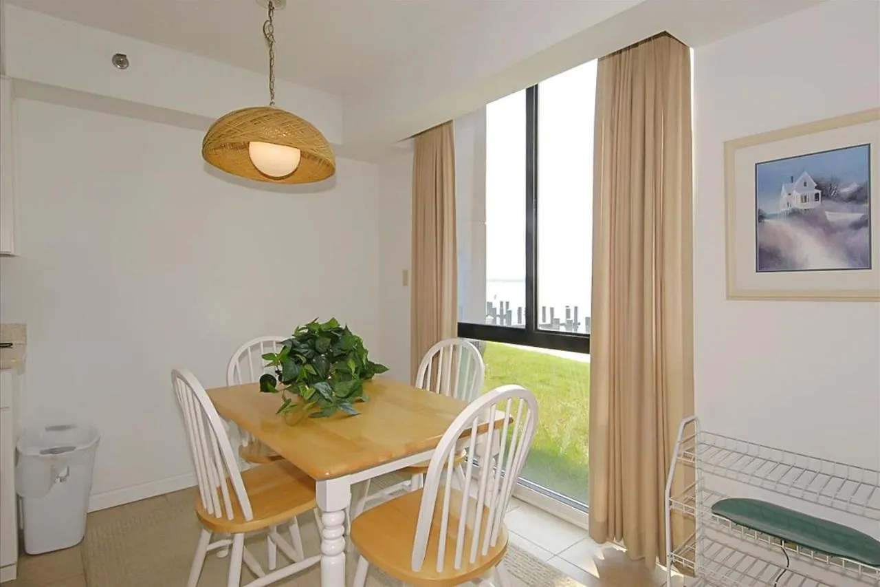 Pointe On The Bay 아파트