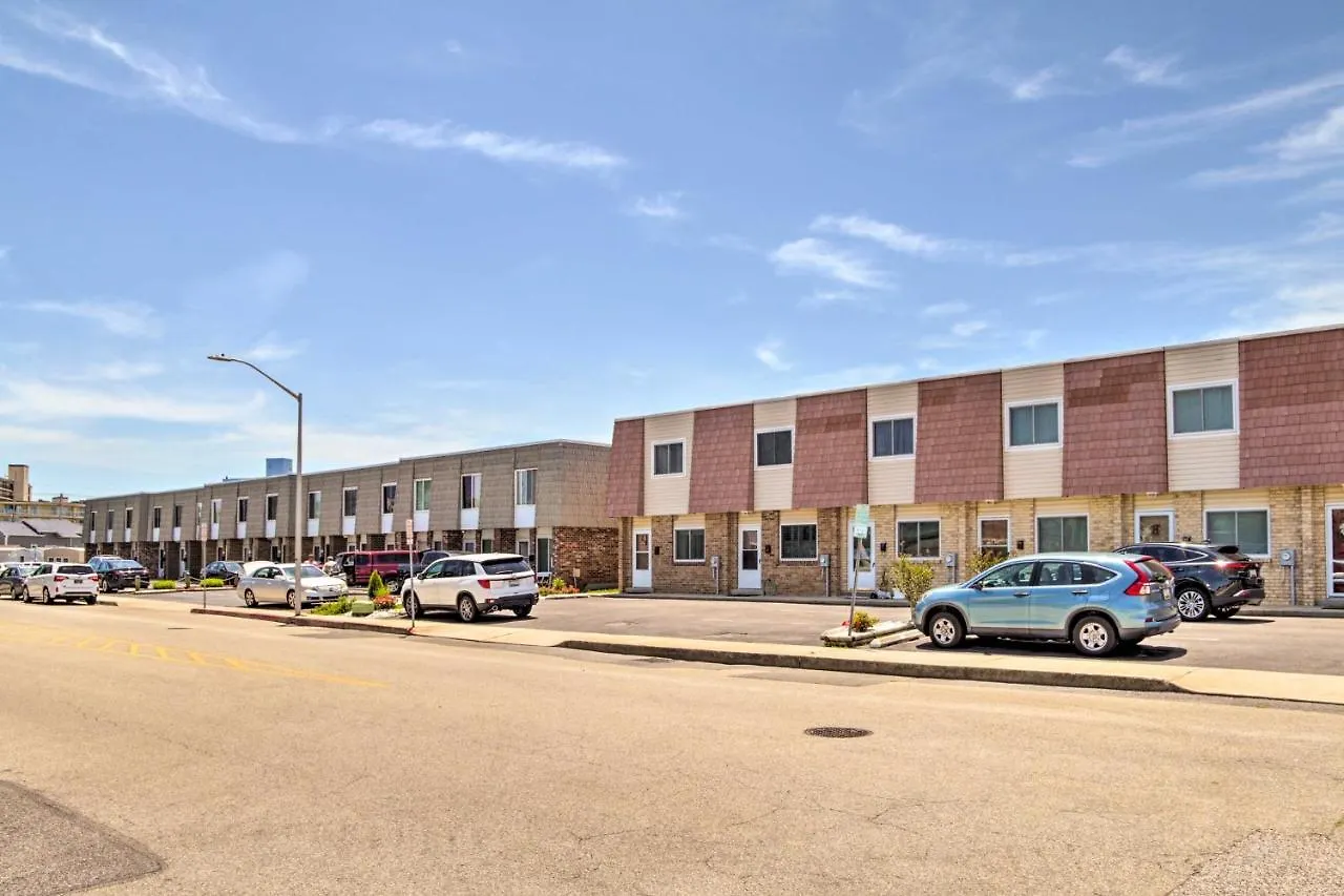 Holiday home Ocean Townhome, Deck With Canal Access! *
