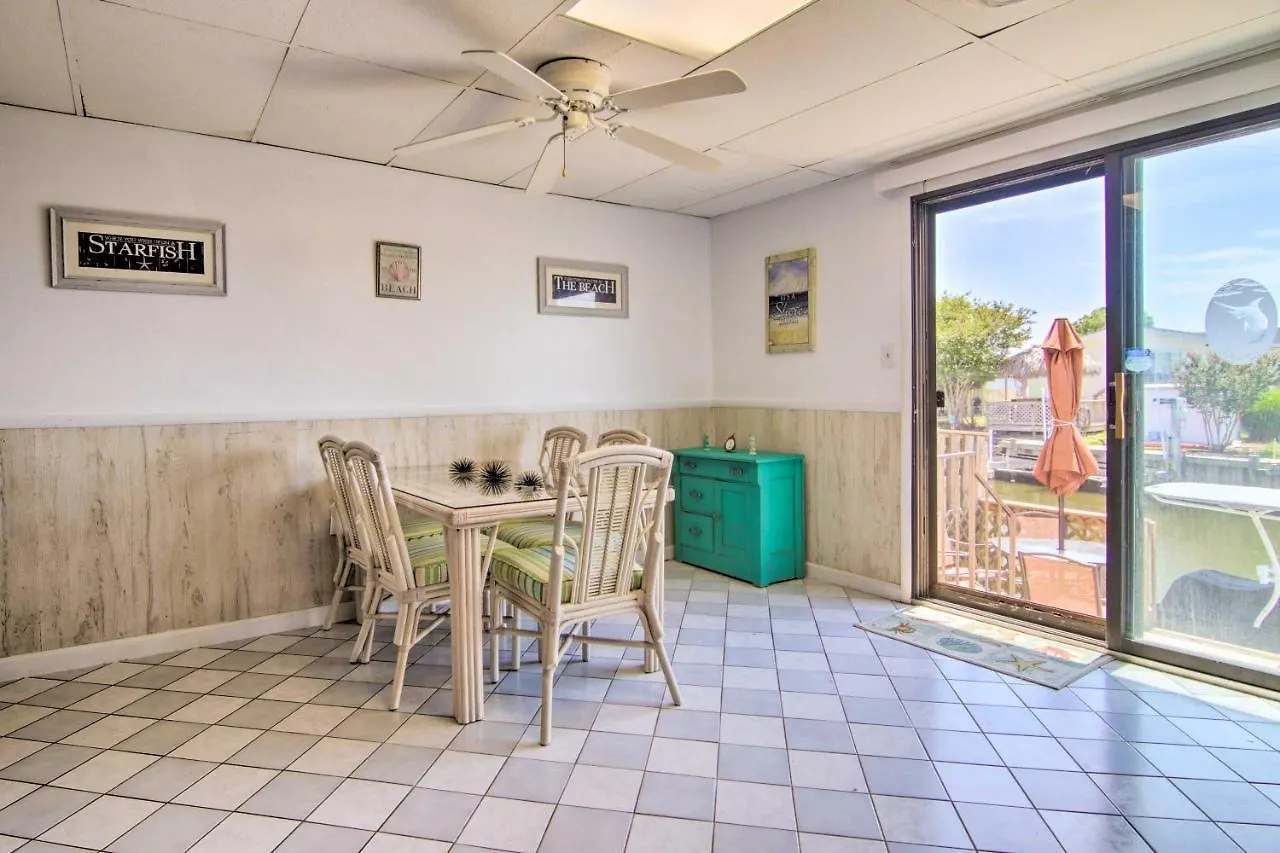 Holiday home Ocean Townhome, Deck With Canal Access!