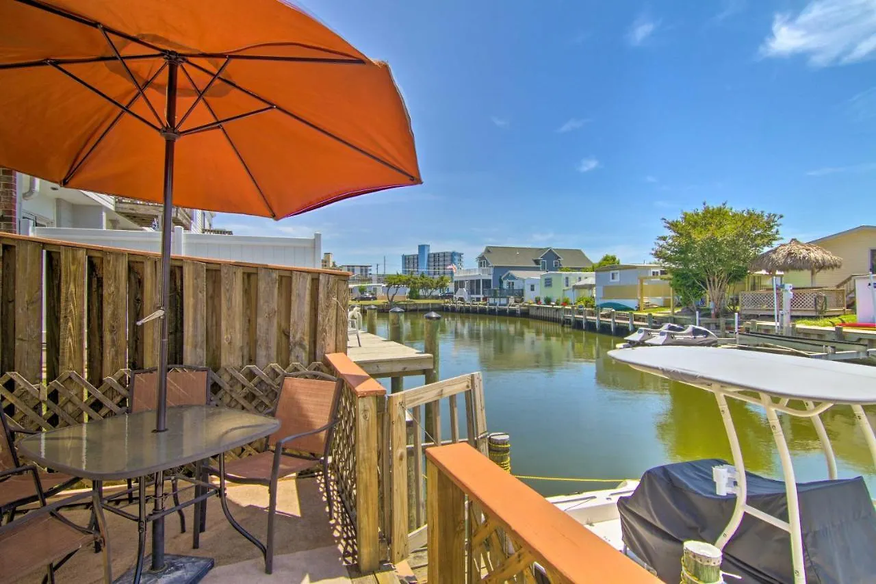 Holiday home Ocean Townhome, Deck With Canal Access!