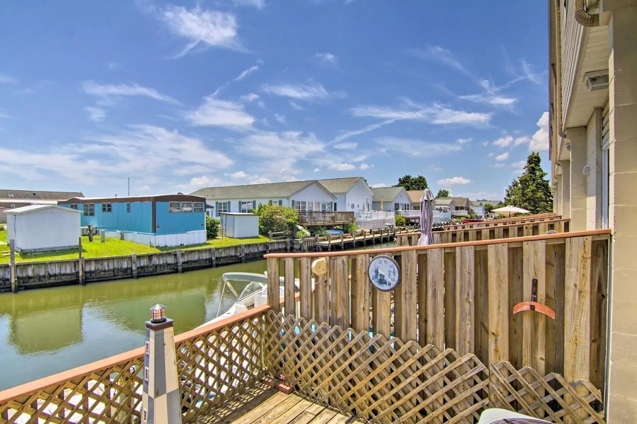 Holiday home Ocean Townhome, Deck With Canal Access! *