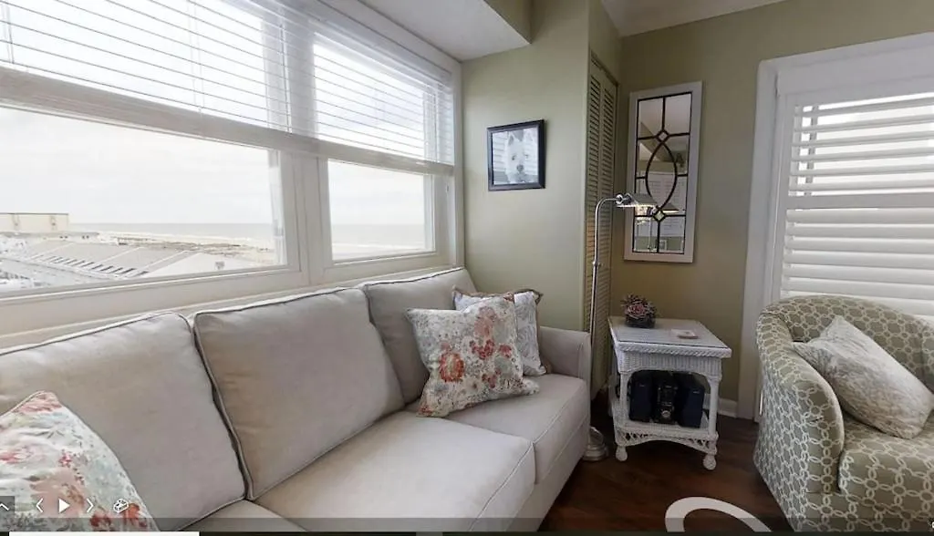 Marylander Condominiums, 90 Steps From The Apartahotel