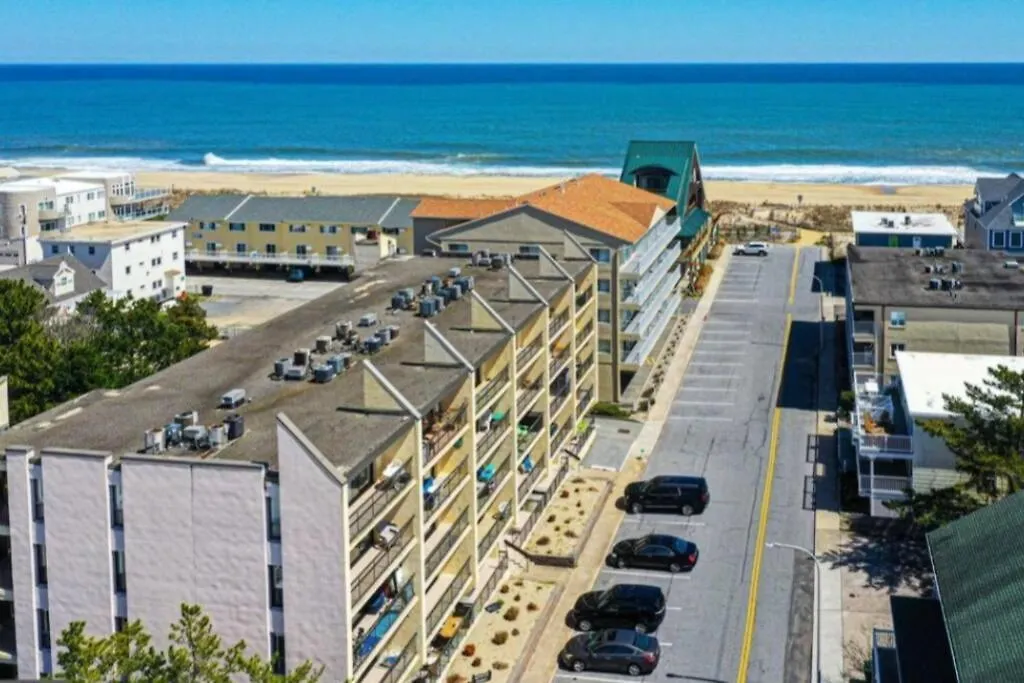 Fun & Comfy Beachside Getaway ~ King Bed ~ Balcony Apartment Ocean Stadt
