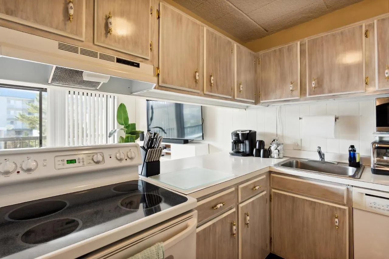 Fun & Comfy Beachside Getaway ~ King Bed ~ Balcony * Ocean Stadt