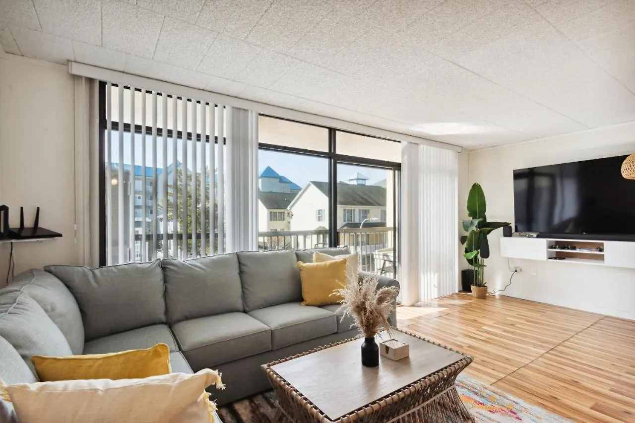 Fun & Comfy Beachside Getaway ~ King Bed ~ Balcony * Ocean Stadt