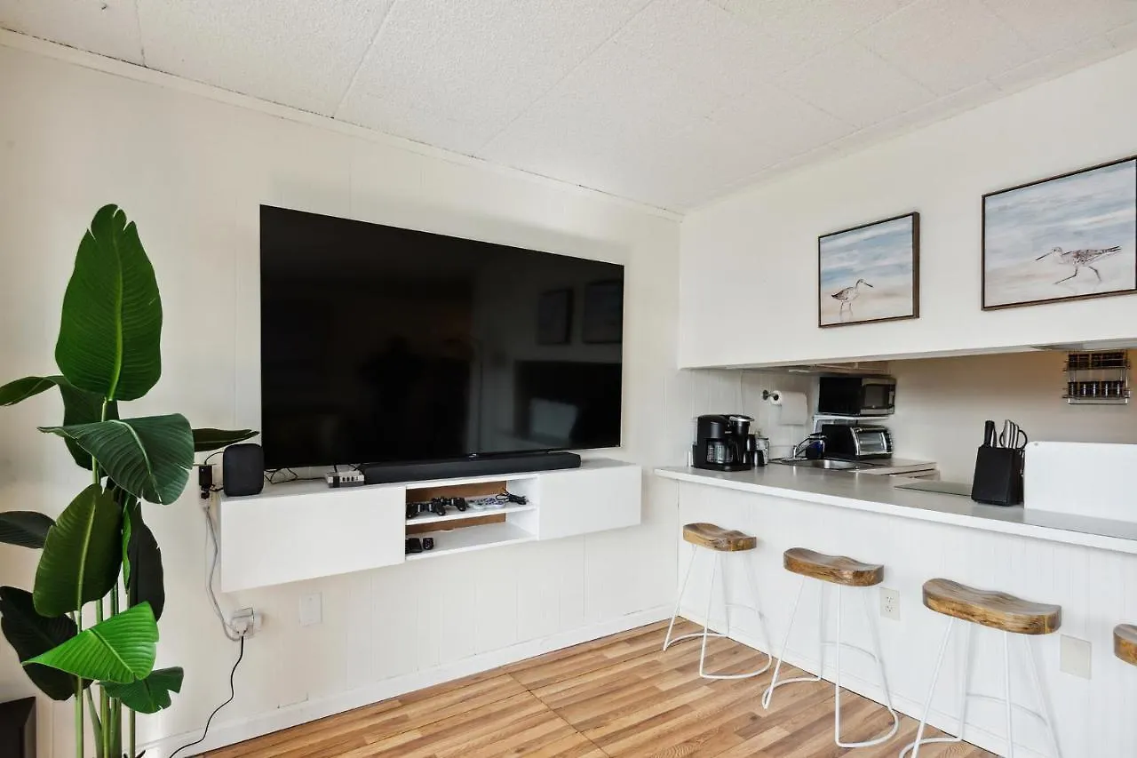 Fun & Comfy Beachside Getaway ~ King Bed ~ Balcony Ocean Stadt