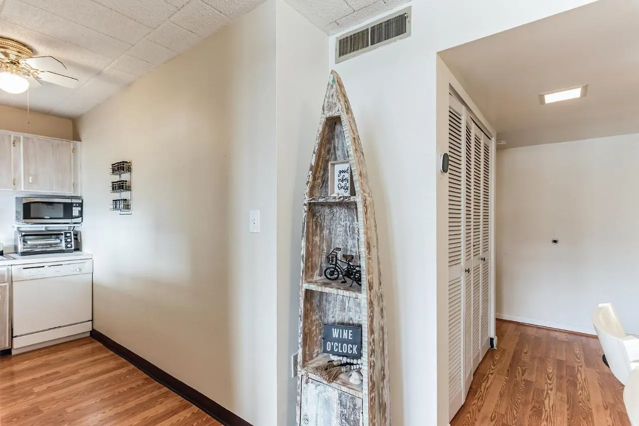 Fun & Comfy Beachside Getaway ~ King Bed ~ Balcony * Ocean Stadt