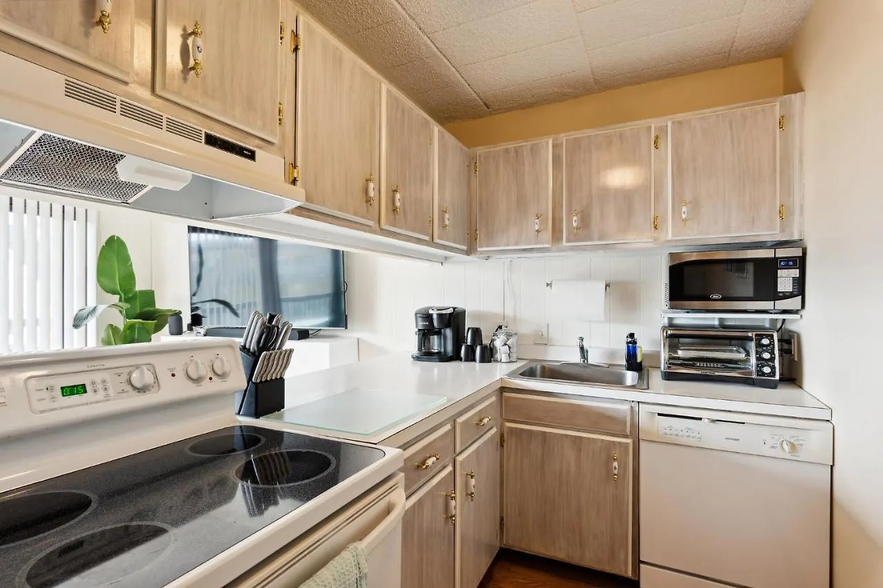 Fun & Comfy Beachside Getaway ~ King Bed ~ Balcony Apartment Ocean Stadt