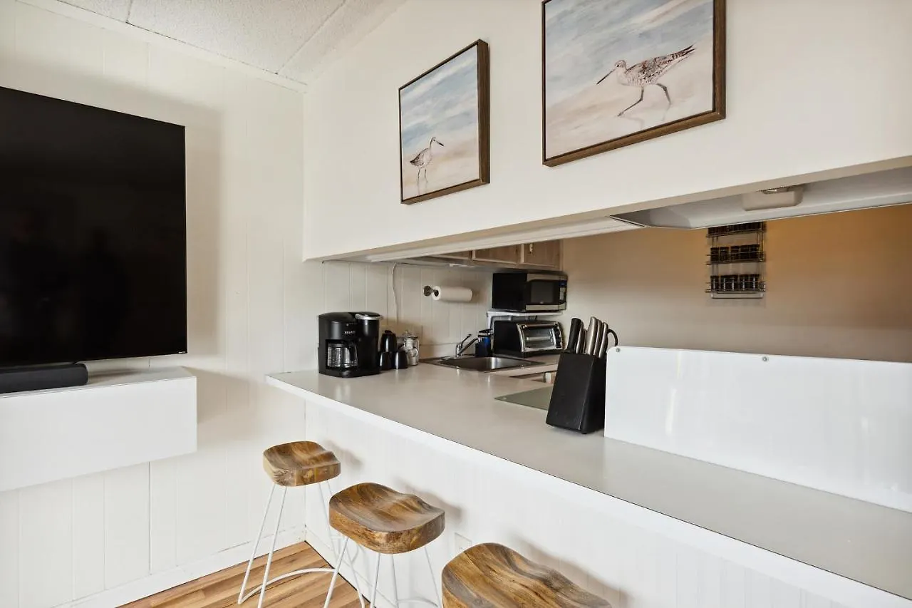 Apartment Fun & Comfy Beachside Getaway ~ King Bed ~ Balcony Ocean Stadt