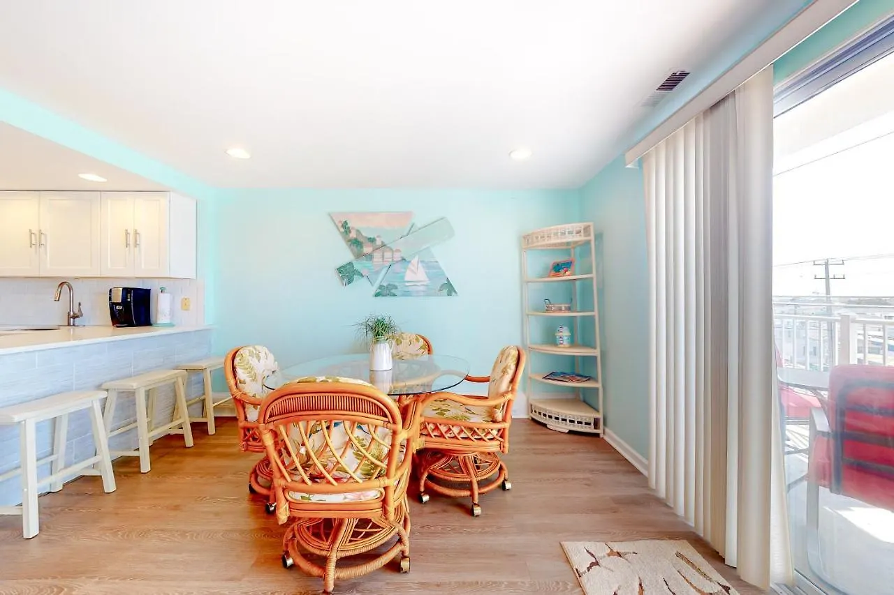 Apartment Waves 307