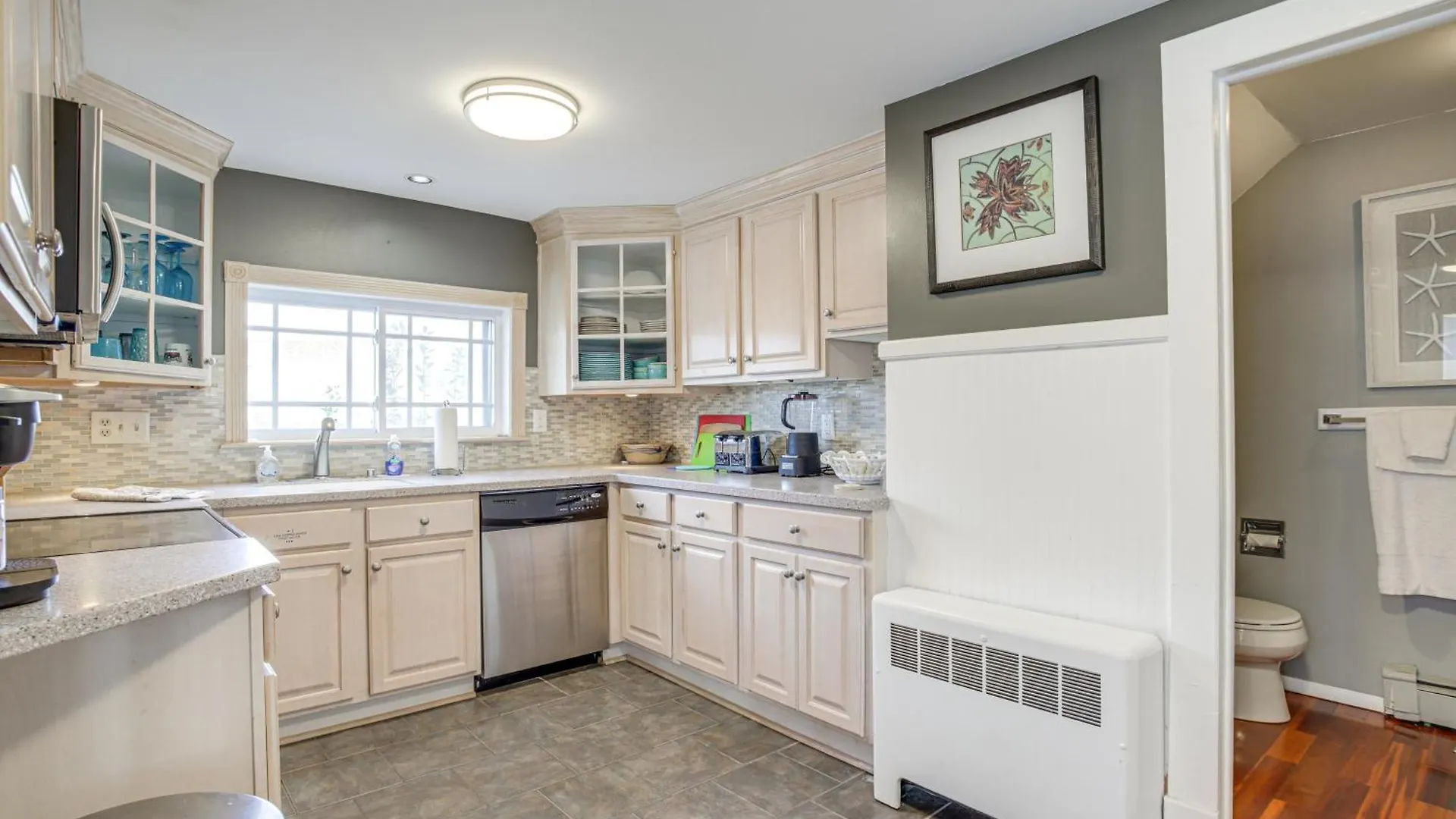 Ocean Escape With Cozy Porch Walk To Boardwalk