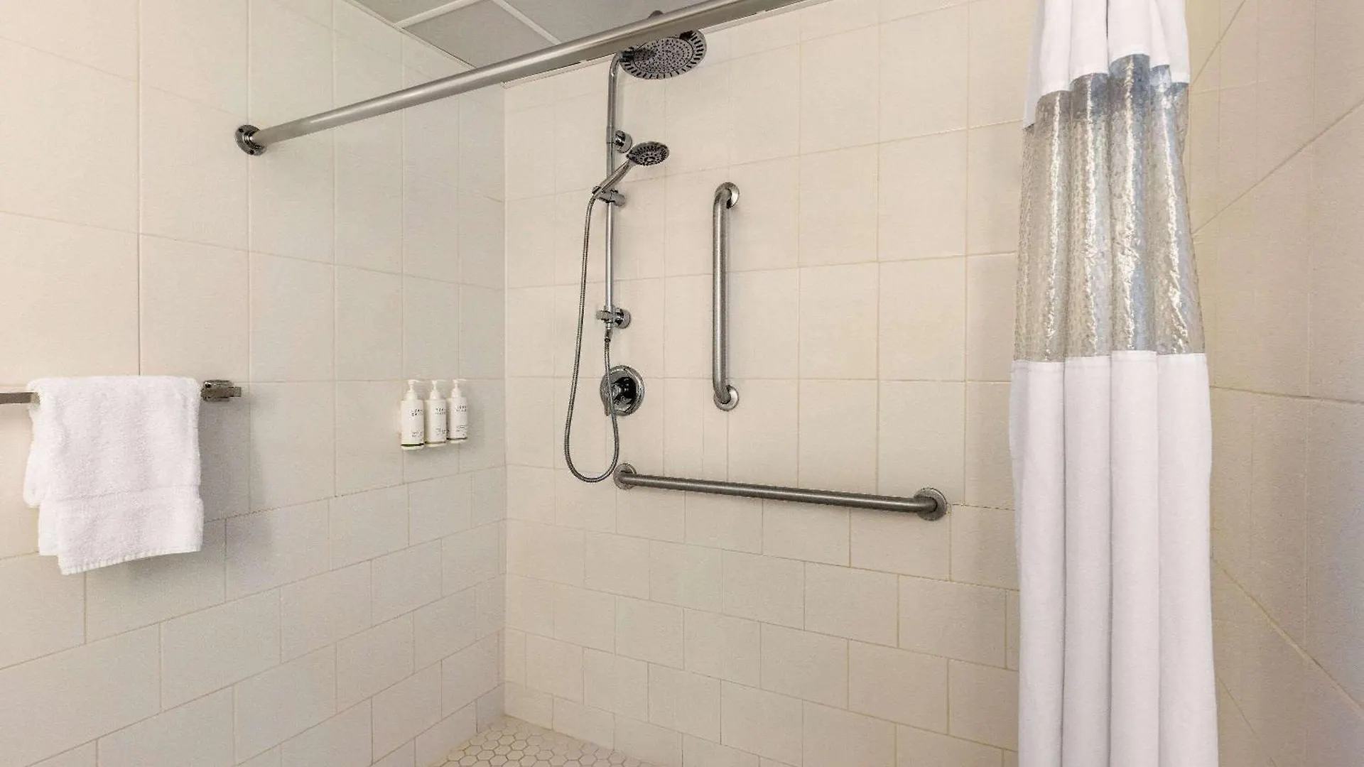Howard Johnson By Wyndham Ocean Oceanfront Отель