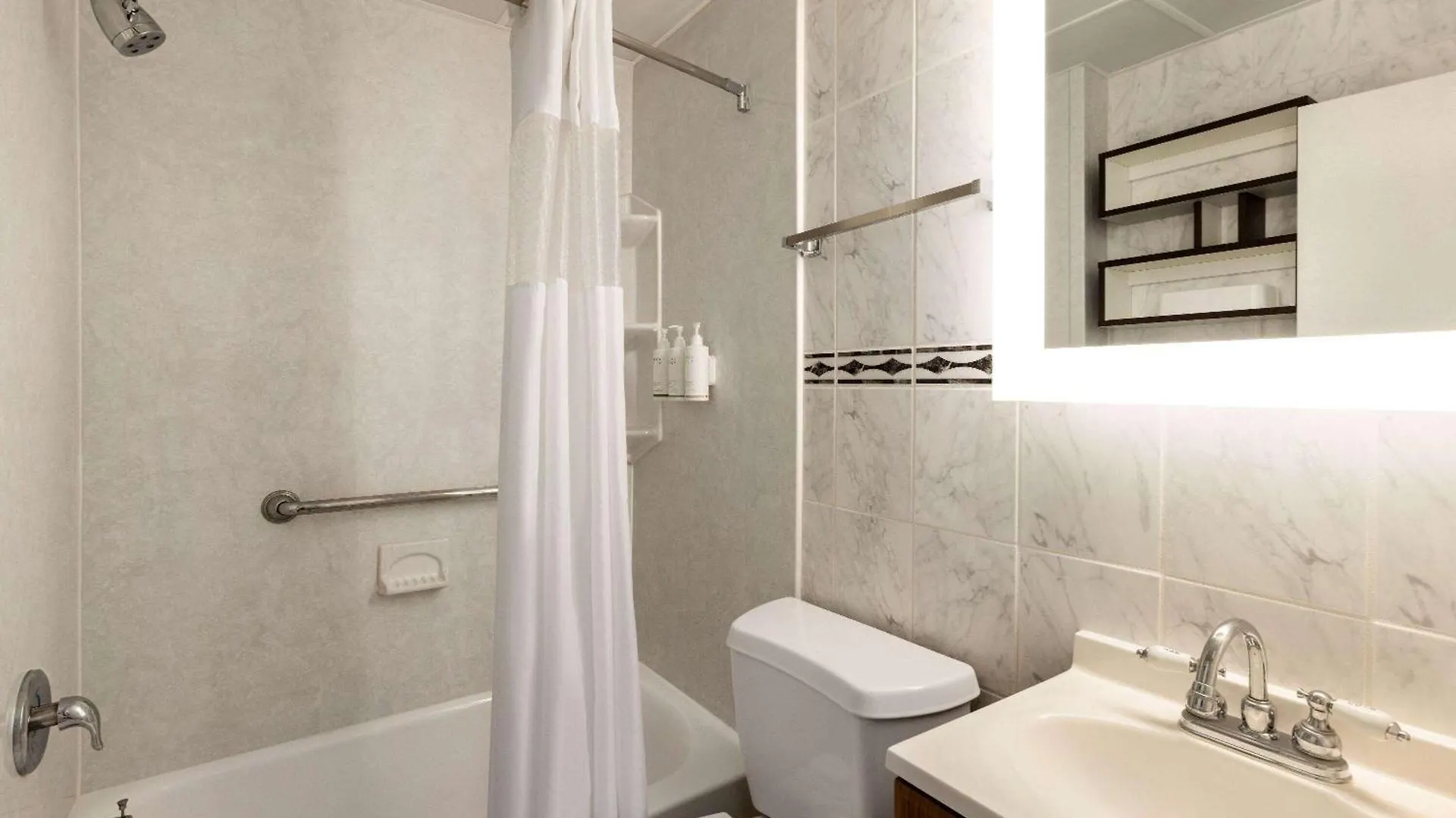 Howard Johnson By Wyndham Ocean Oceanfront Отель