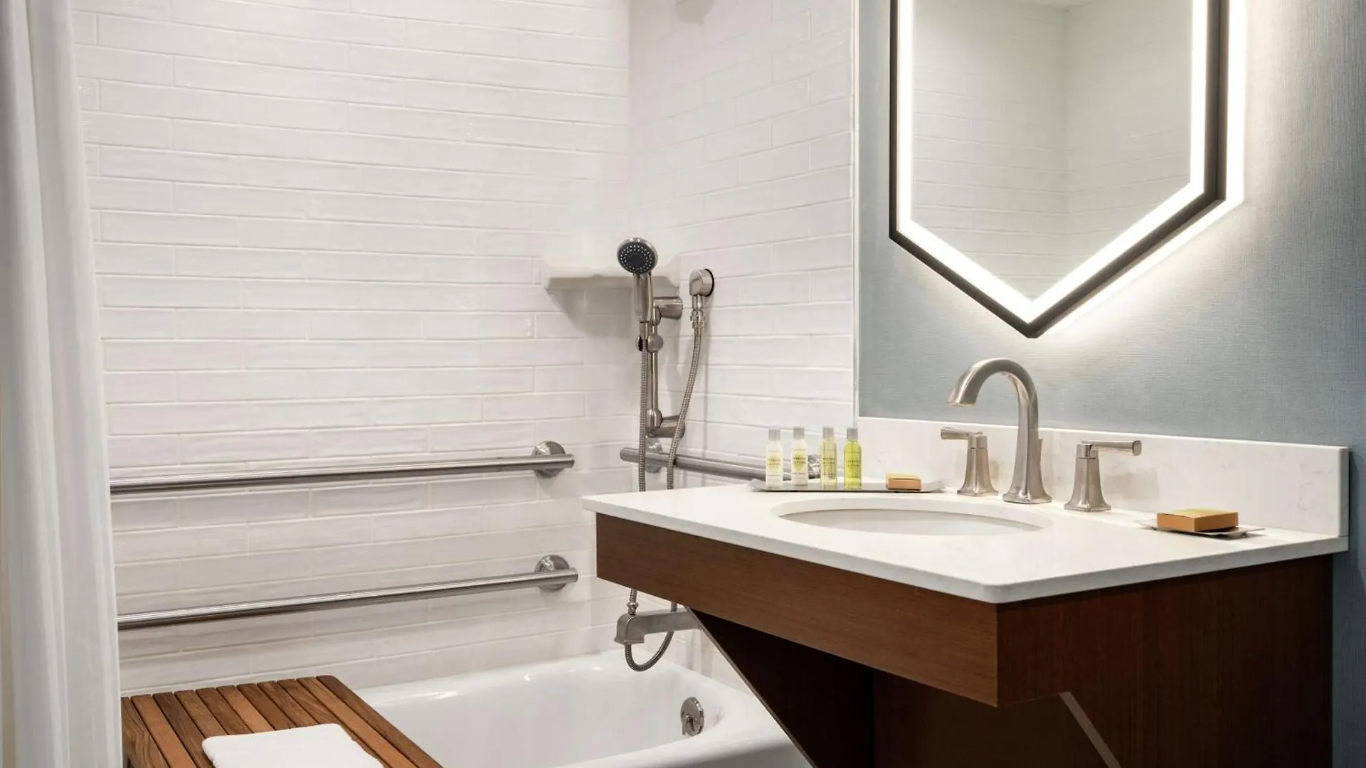 מלון Doubletree By Hilton Ocean Oceanfront