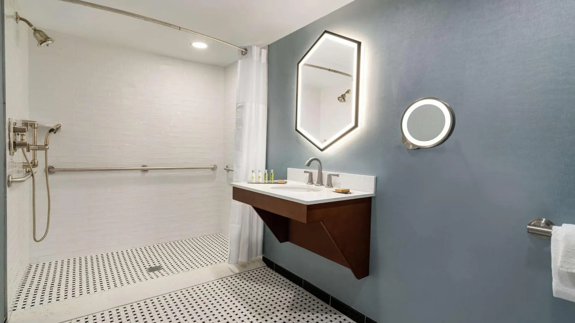 מלון Doubletree By Hilton Ocean Oceanfront