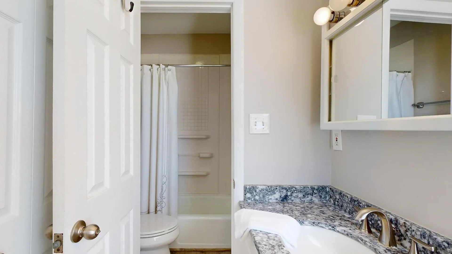 Regency Apartment *