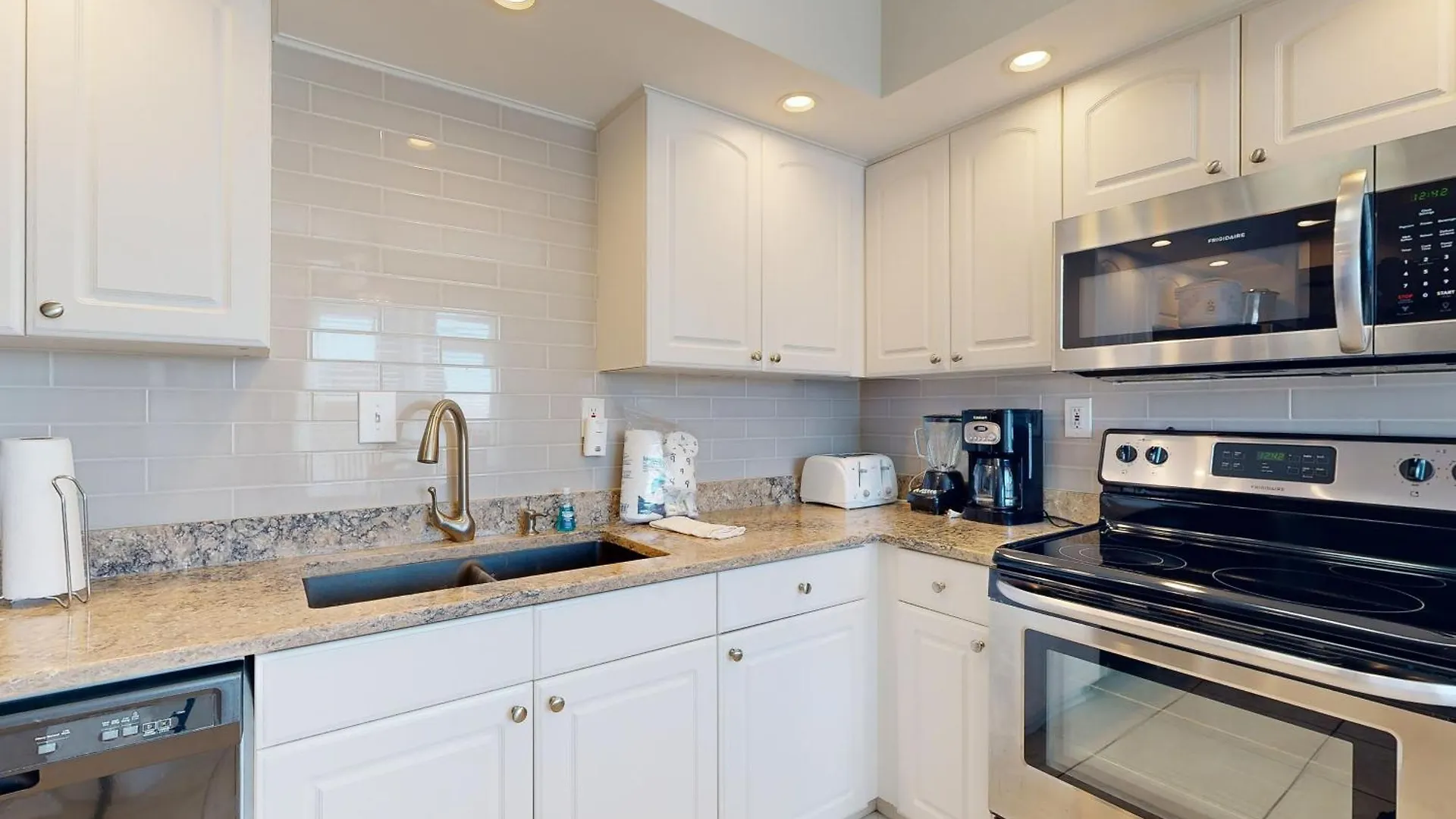 Regency Apartment *