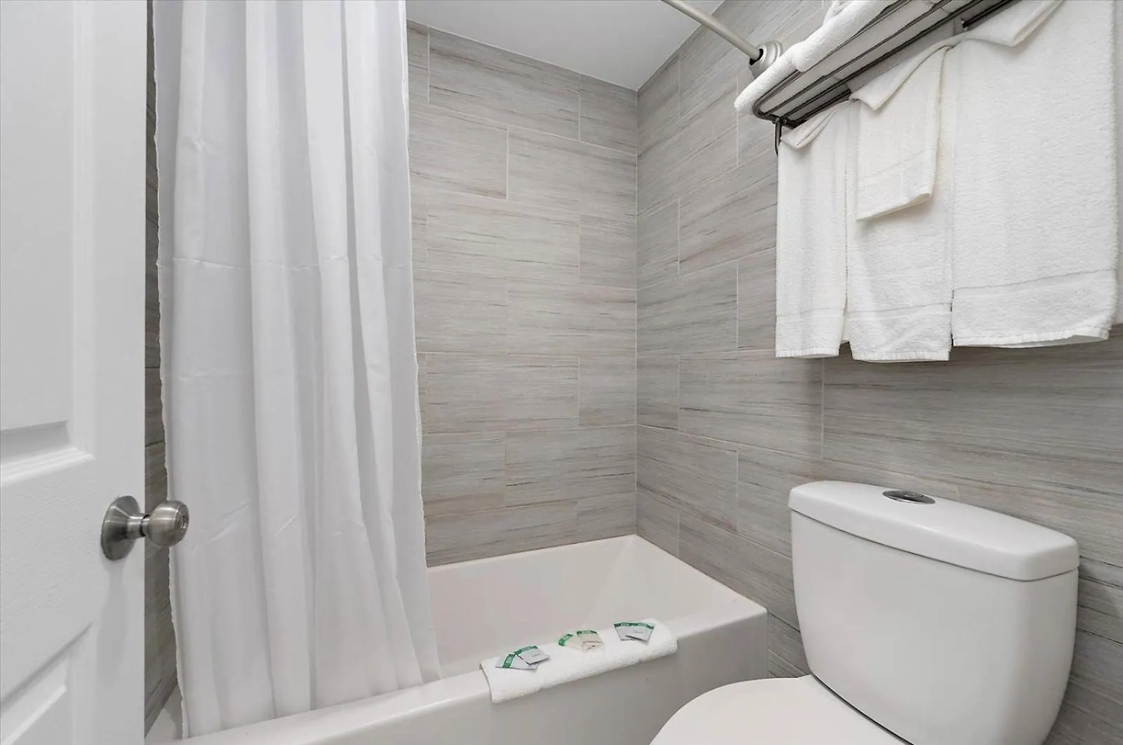 Eden Roc Ocean Front Отель