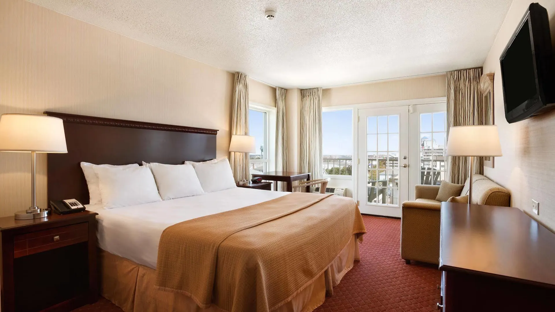 Howard Johnson Plaza By Wyndham Ocean Oceanfront 3*