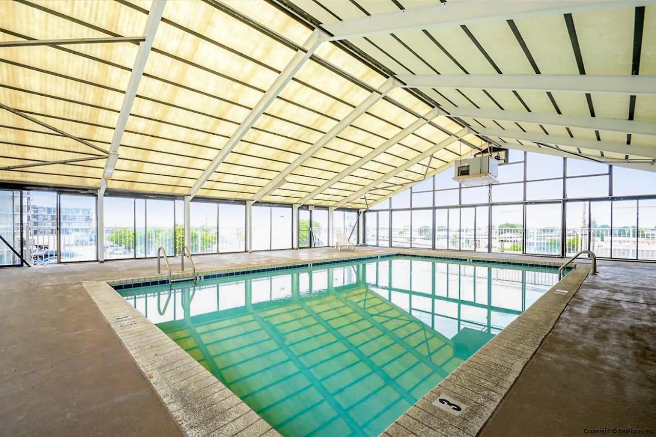 Waves Hotel *