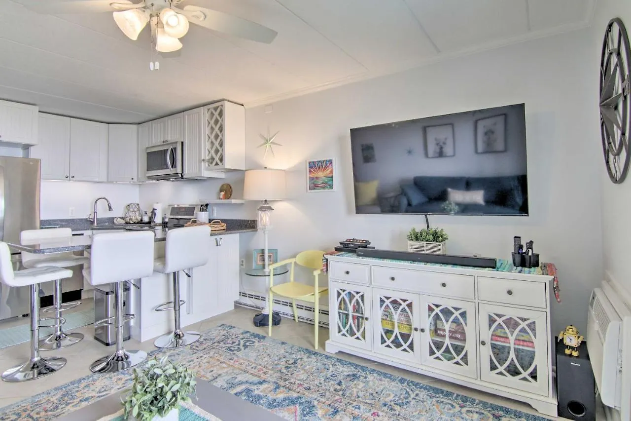 Retreat With Balcony On Ocean Beach! *
