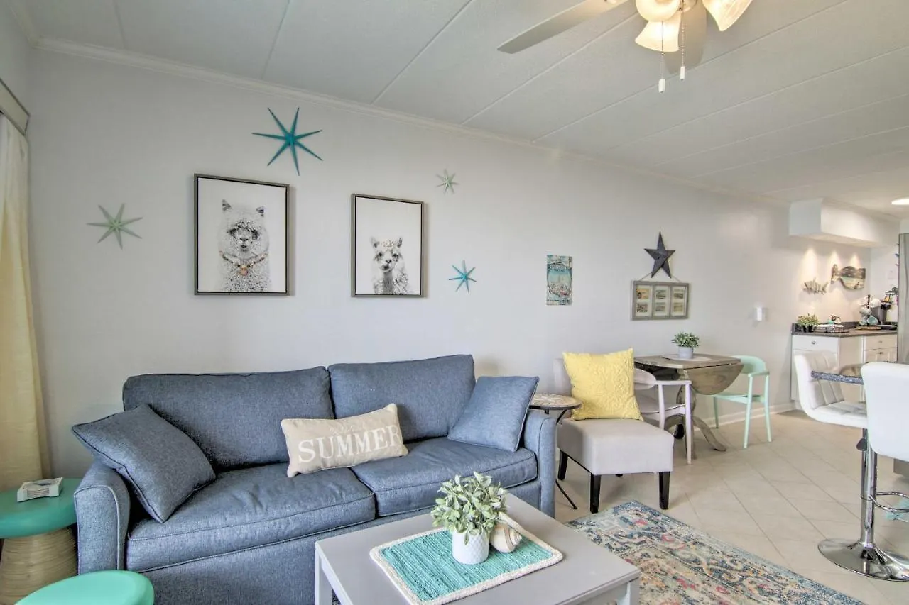 Retreat With Balcony On Ocean Beach! Apartment *