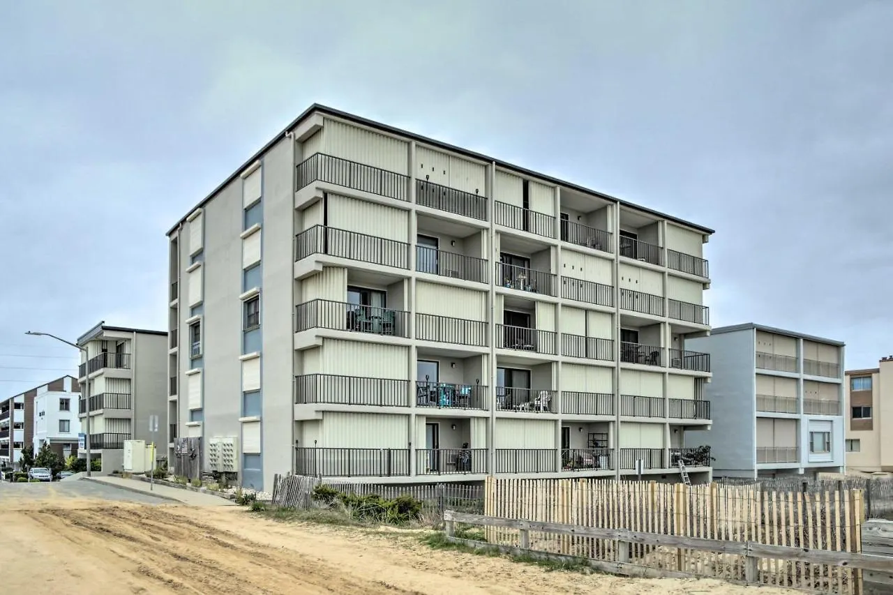 Apartment Retreat With Balcony On Ocean Beach! *