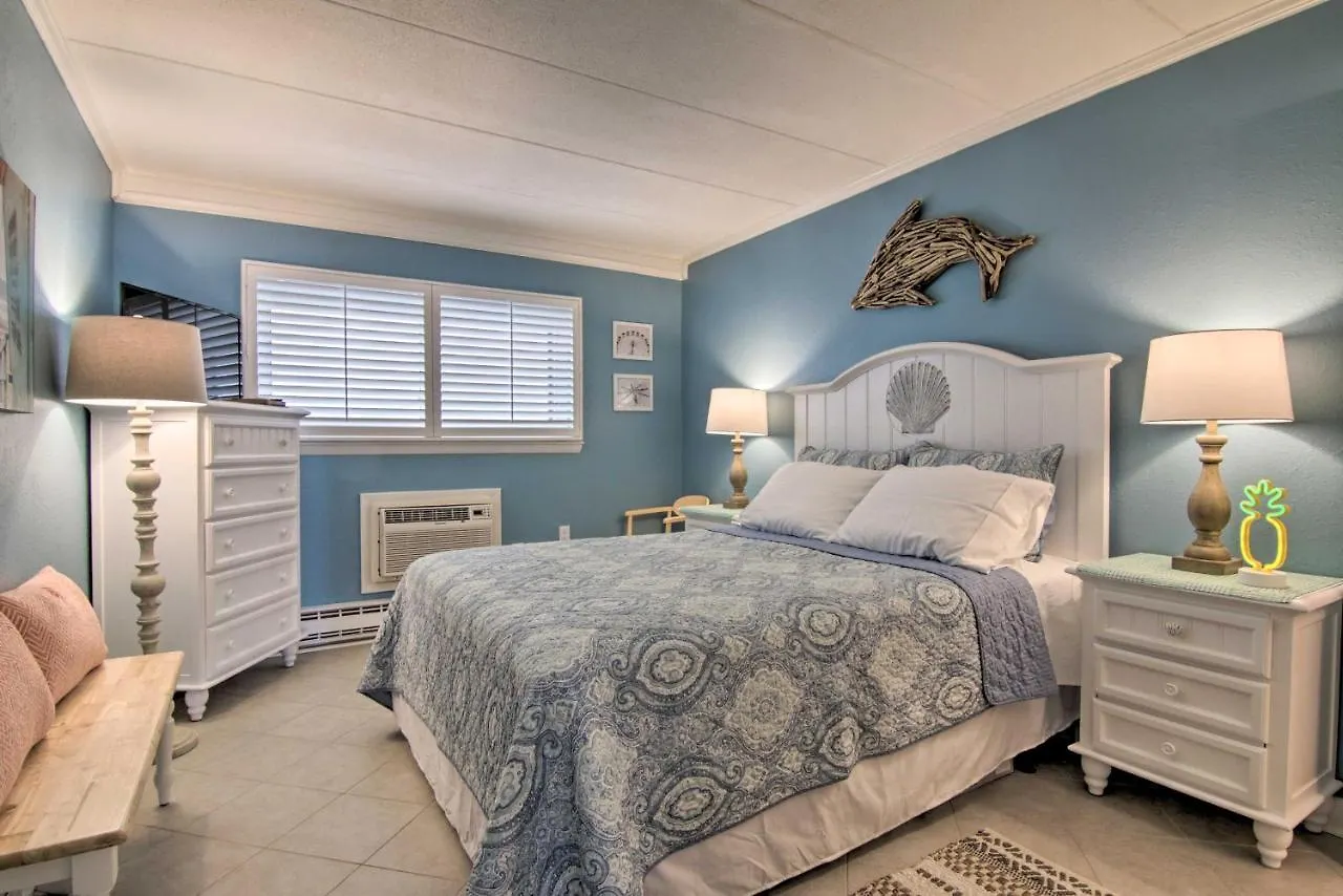 Apartment Retreat With Balcony On Ocean Beach!