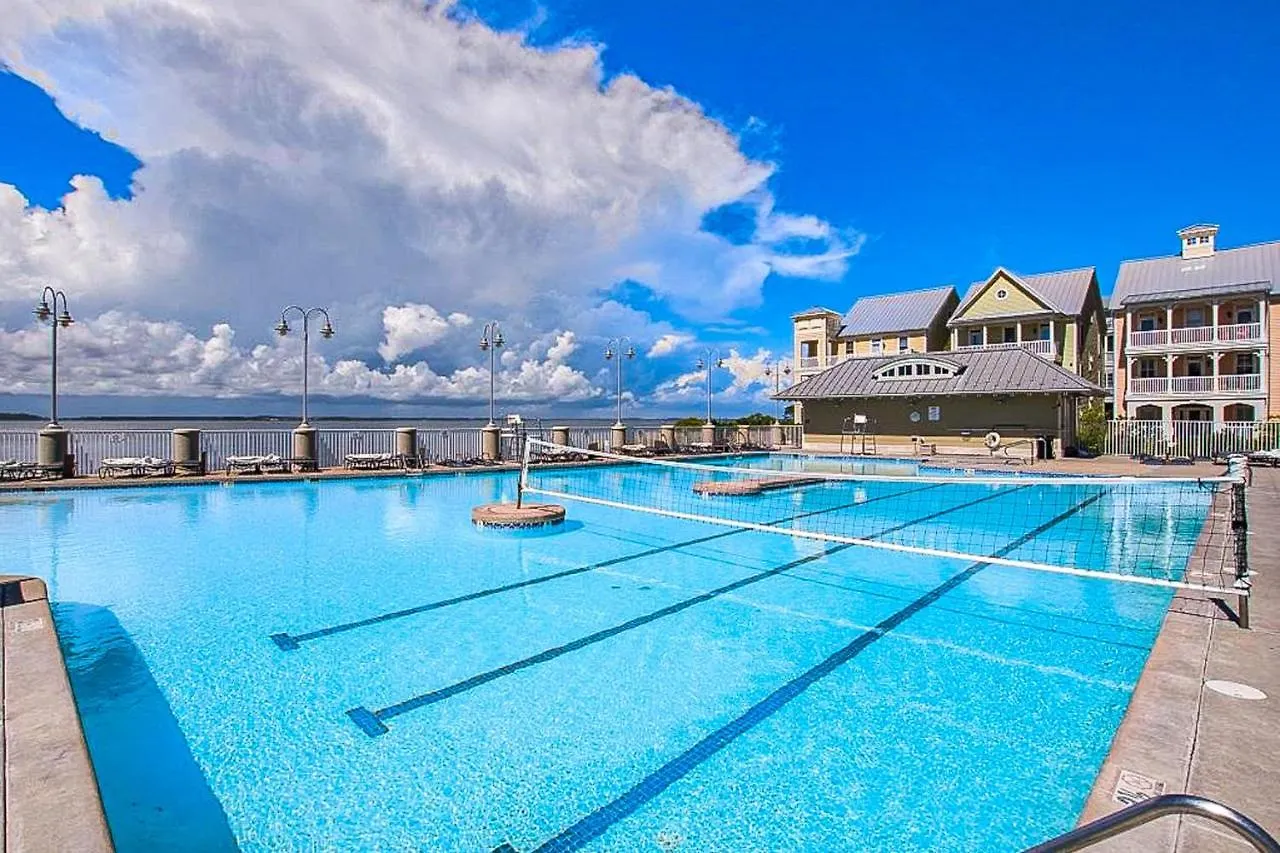 Sunset Island - Beachside Mews 1 & 2 *