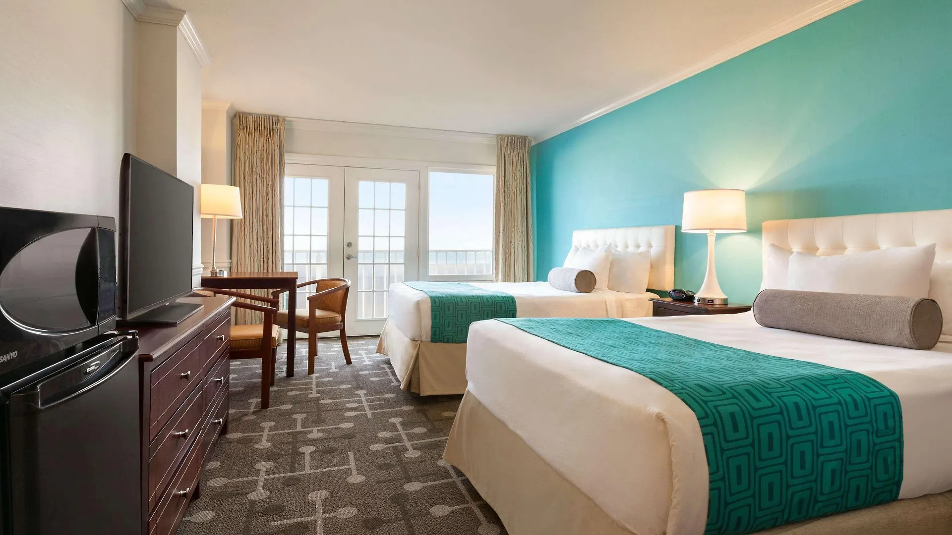 Howard Johnson Plaza By Wyndham Ocean Oceanfront 3*