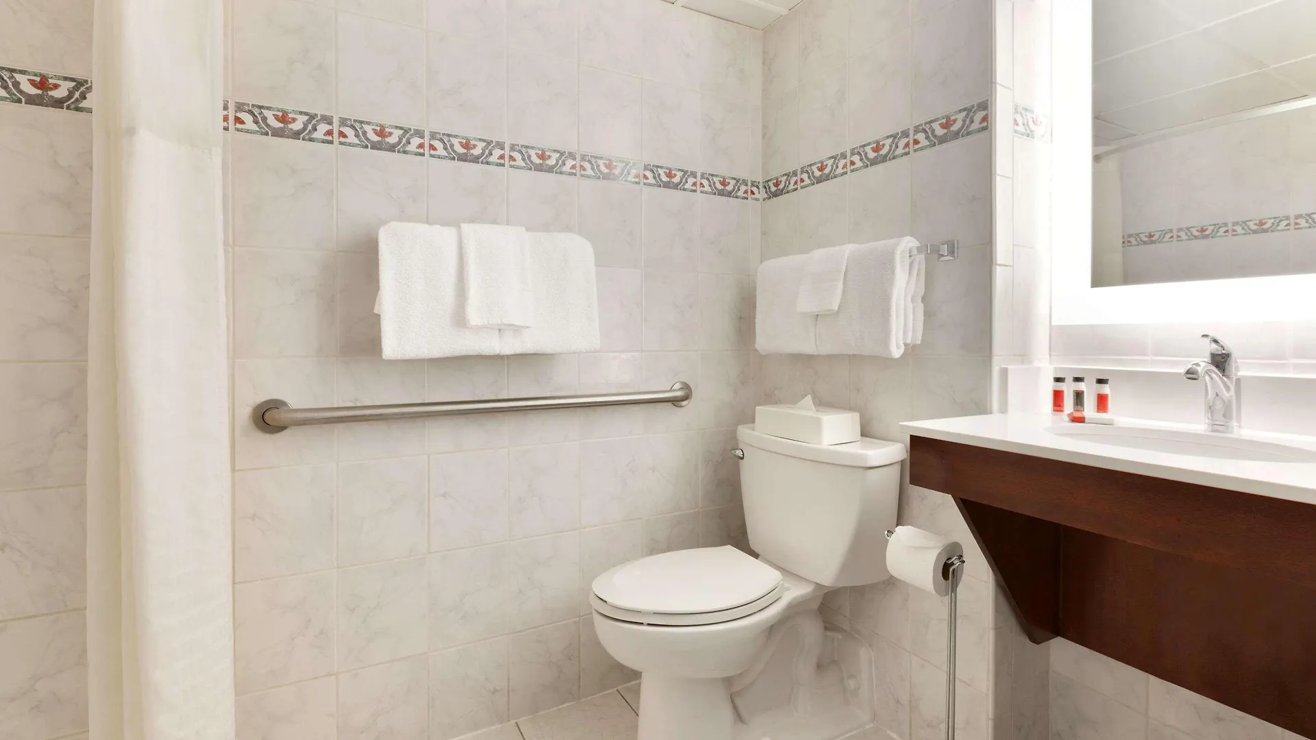 Howard Johnson Plaza By Wyndham Ocean Oceanfront מלון