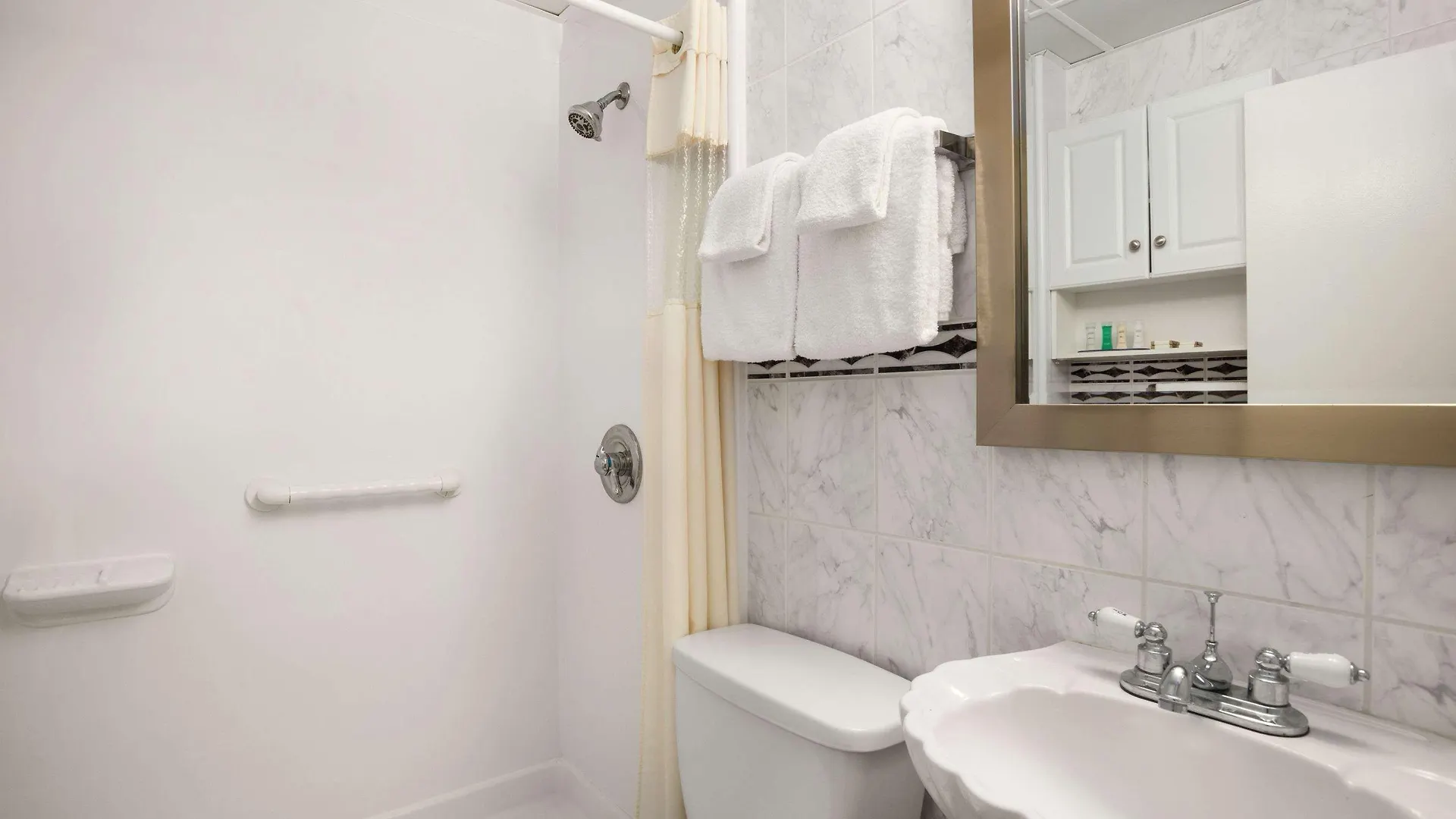 Howard Johnson By Wyndham Ocean Oceanfront
