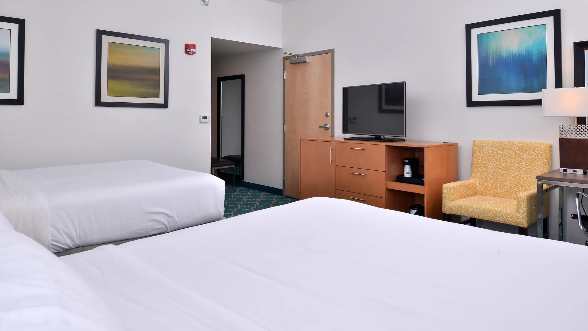 Express And West Ocean By Ihg Hotel 2*