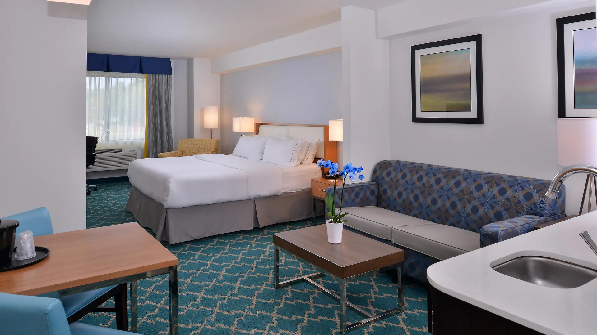 Express And West Ocean By Ihg Hotel