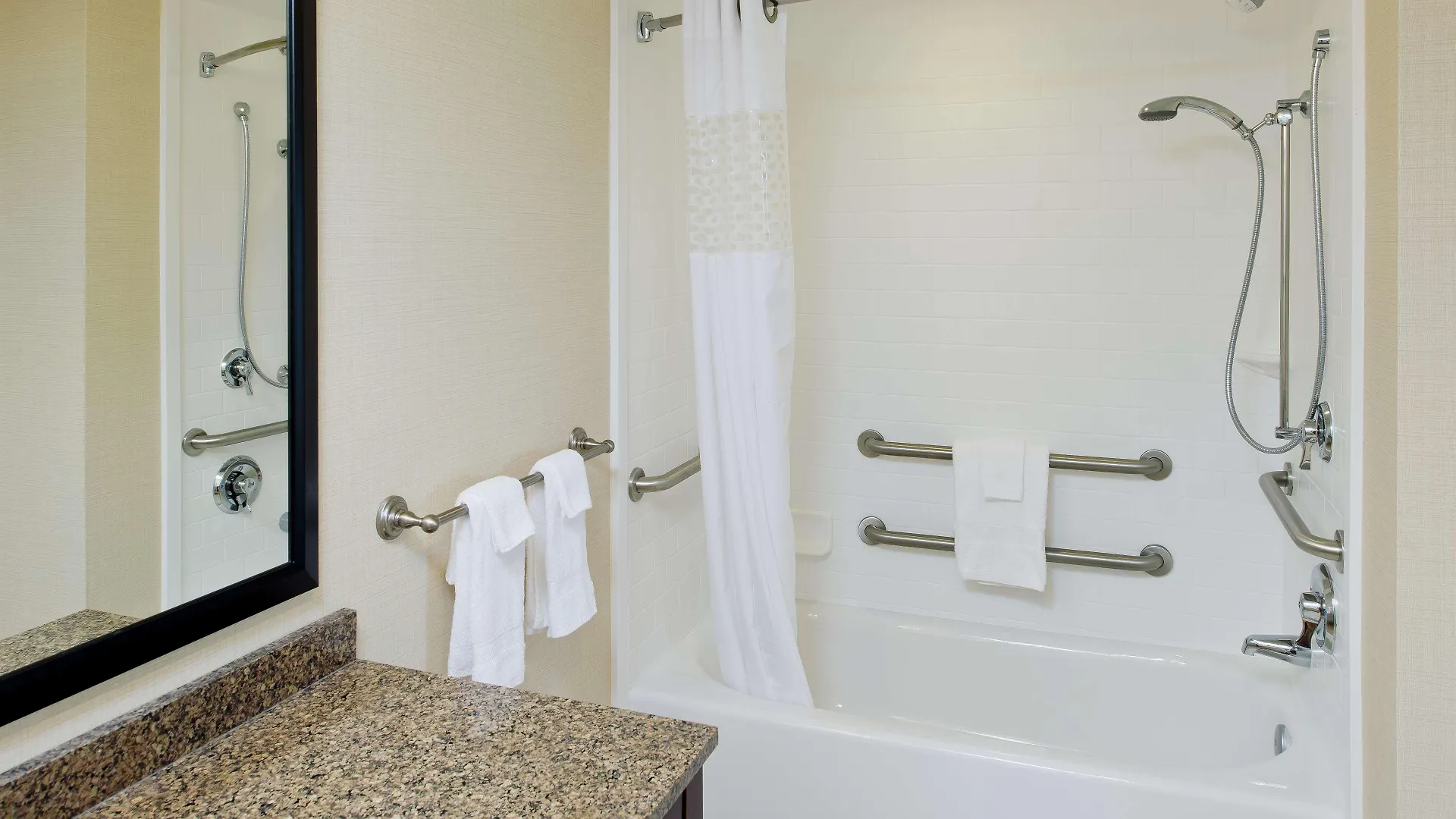 Hotel Hampton & Ocean Bayfront-convention Center 3*