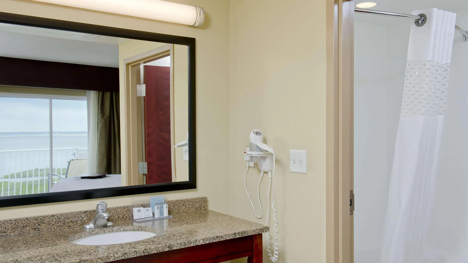 Hotel Hampton & Ocean Bayfront-convention Center 3*