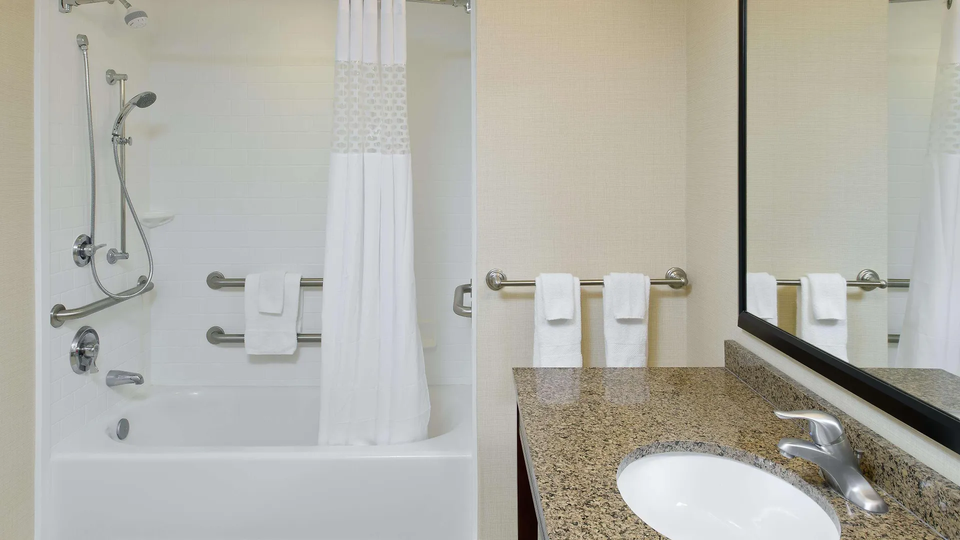 Hotel Hampton & Ocean Bayfront-convention Center