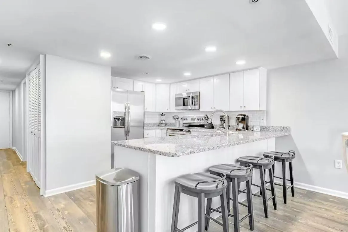 Rainbow 306 - Oceanfront Luxury 3-bedroom With Outdoor Pool Holiday home *
