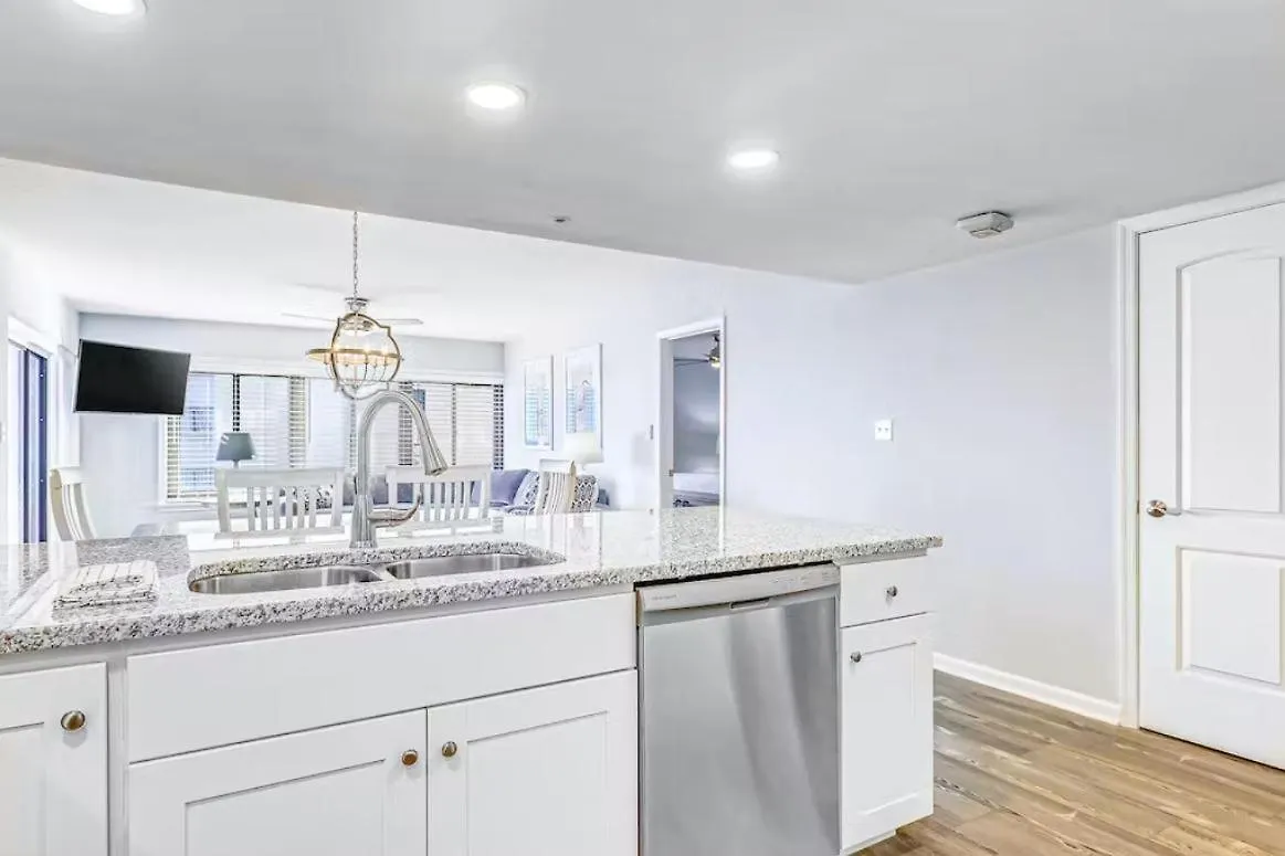 Rainbow 306 - Oceanfront Luxury 3-bedroom With Outdoor Pool Holiday home *
