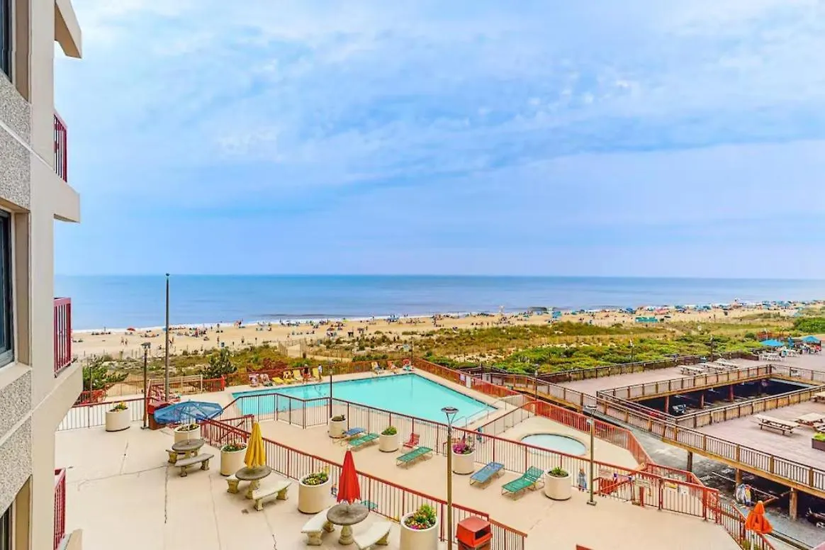Holiday home Rainbow 306 - Oceanfront Luxury 3-bedroom With Outdoor Pool *
