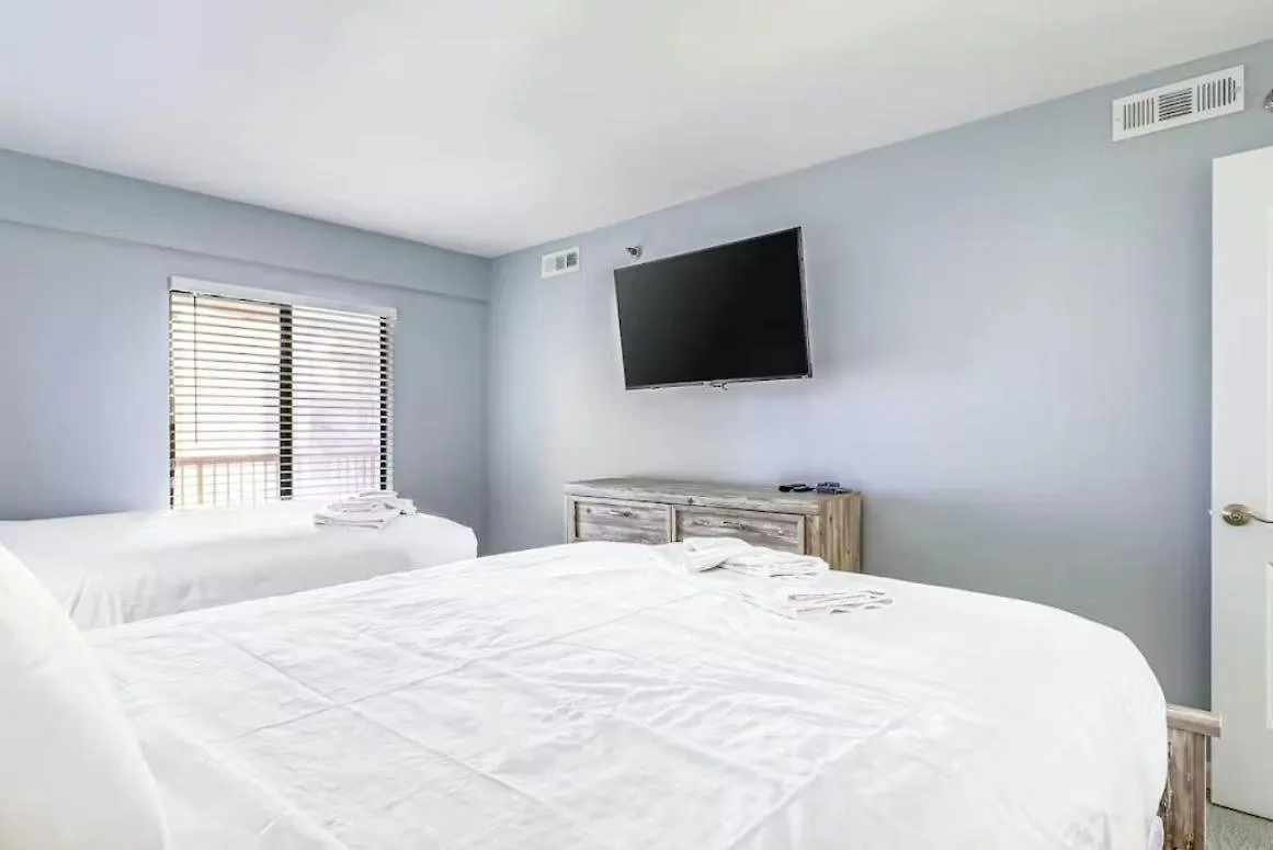 Rainbow 306 - Oceanfront Luxury 3-bedroom With Outdoor Pool Holiday home *