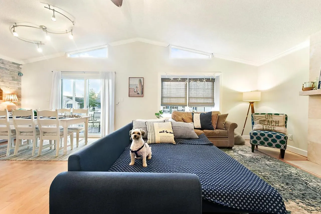 Walk To The At The Blue House! Ev Cgr, Pets! Villa