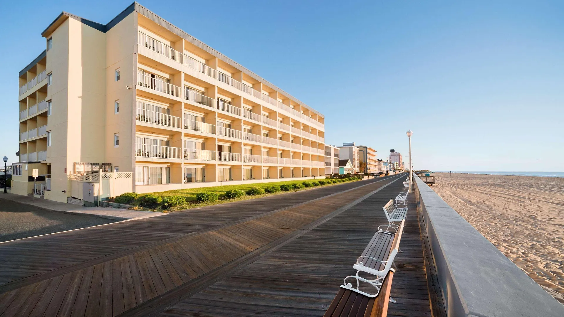 Howard Johnson By Wyndham Ocean Oceanfront