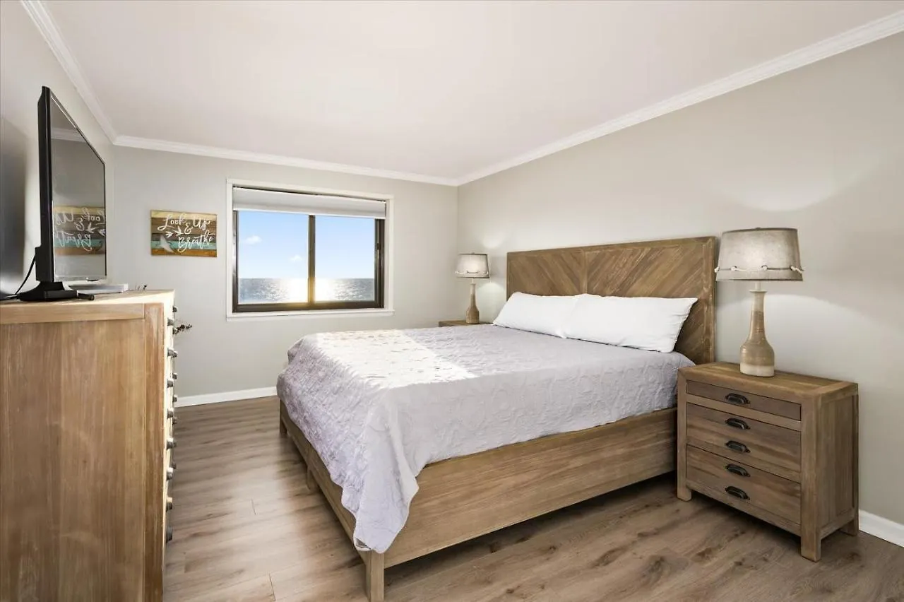 Oceanfront 2 Bedroom Modern Beach W Pool Holiday home *