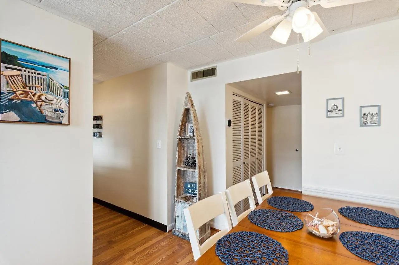 Fun & Comfy Beachside Getaway ~ King Bed ~ Balcony *