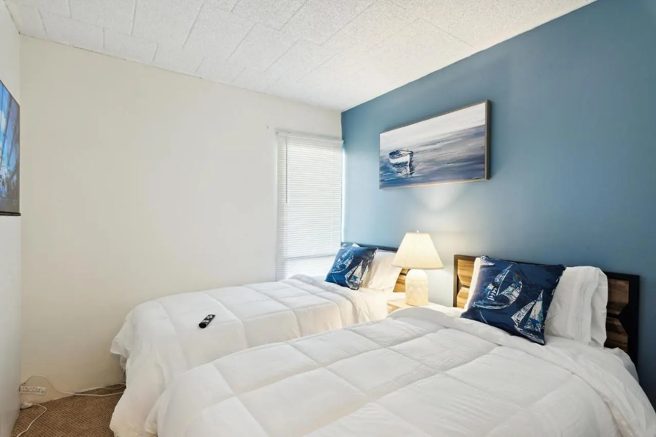 Fun & Comfy Beachside Getaway ~ King Bed ~ Balcony