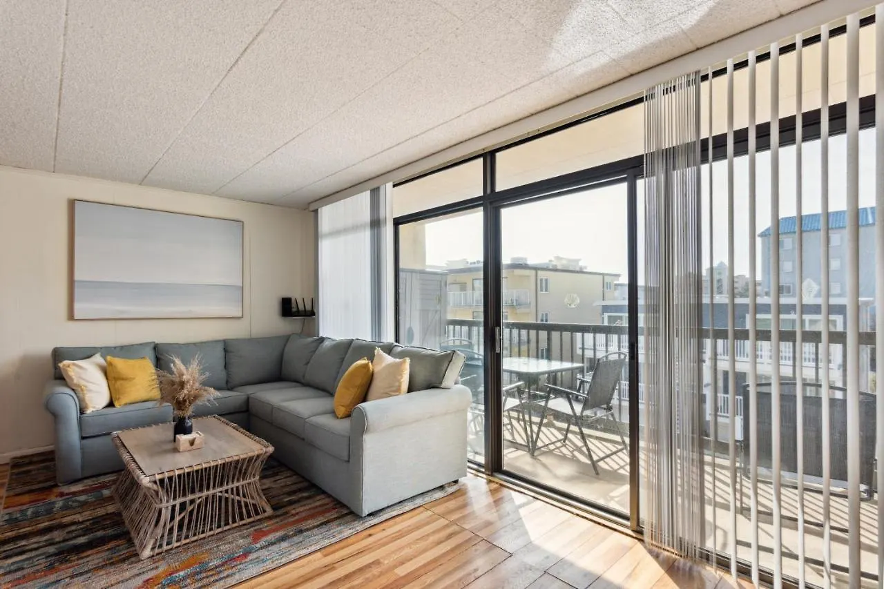 Apartment Fun & Comfy Beachside Getaway ~ King Bed ~ Balcony Ocean City