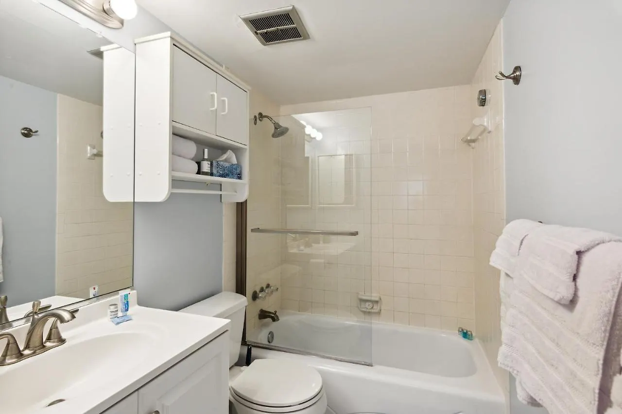 Fun & Comfy Beachside Getaway ~ King Bed ~ Balcony Apartment Ocean City