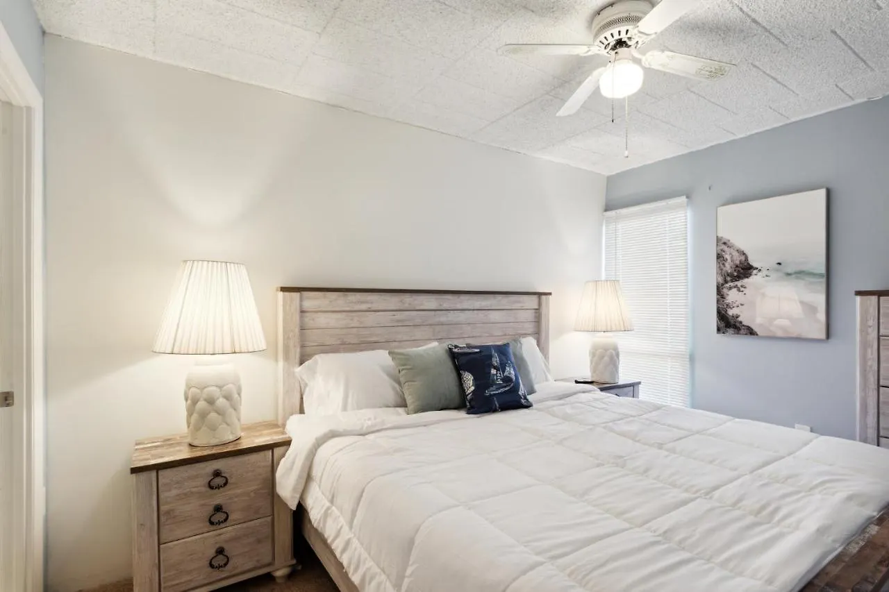 Fun & Comfy Beachside Getaway ~ King Bed ~ Balcony *